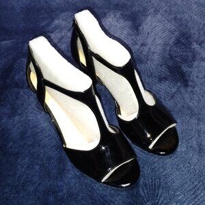 Women's Easy Street Black Patent Flash Heels Size 7.5 M NWOB-Retail $64.99.